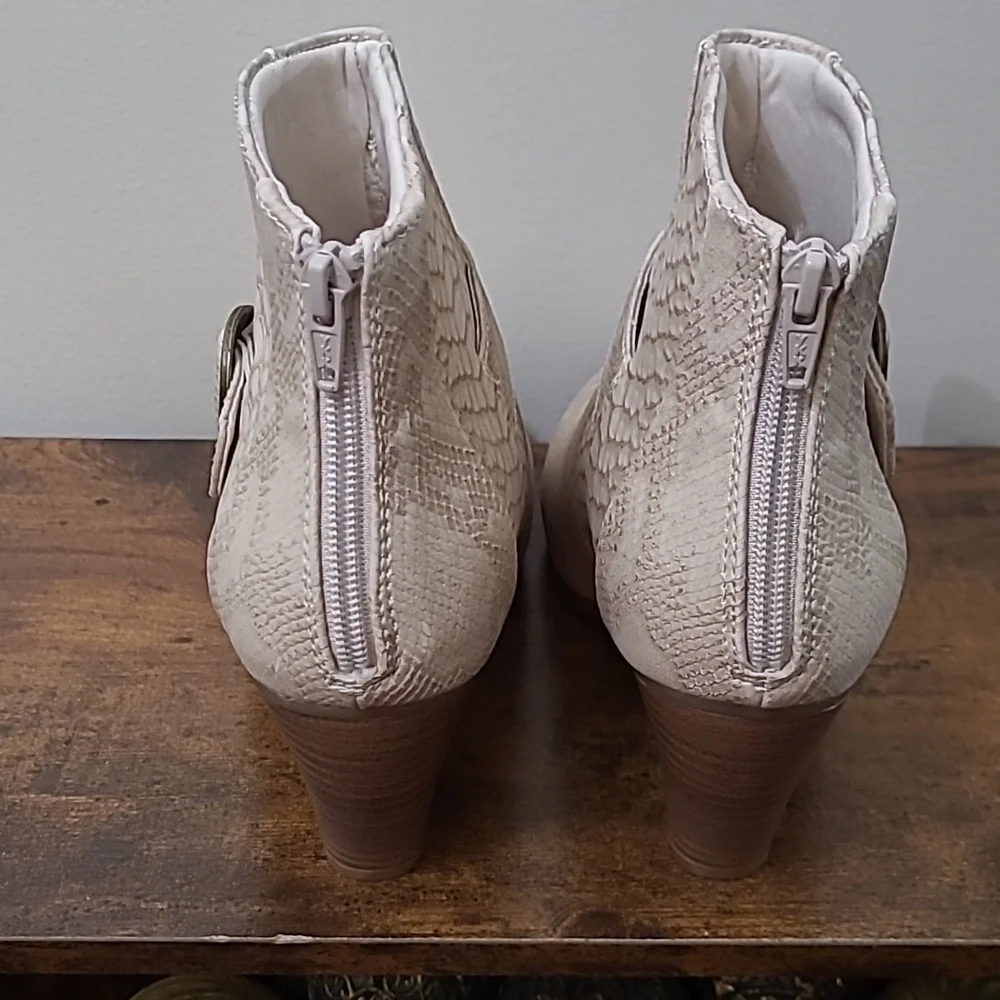 BareTraps LUCIA Textured Snakeskin Cream Ankle Booties size 9.5